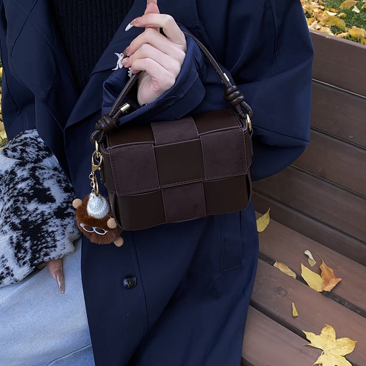 Women's bags niche high-end 2024 autumn and winter new style fashionable versatile single shoulder crossbody bag woven handheld small square bag