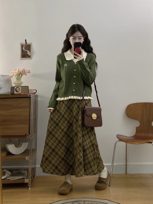 Plus size fat girl autumn and winter high-end contrast fake two-piece cardigan sweater + A-line high-waist plaid skirt