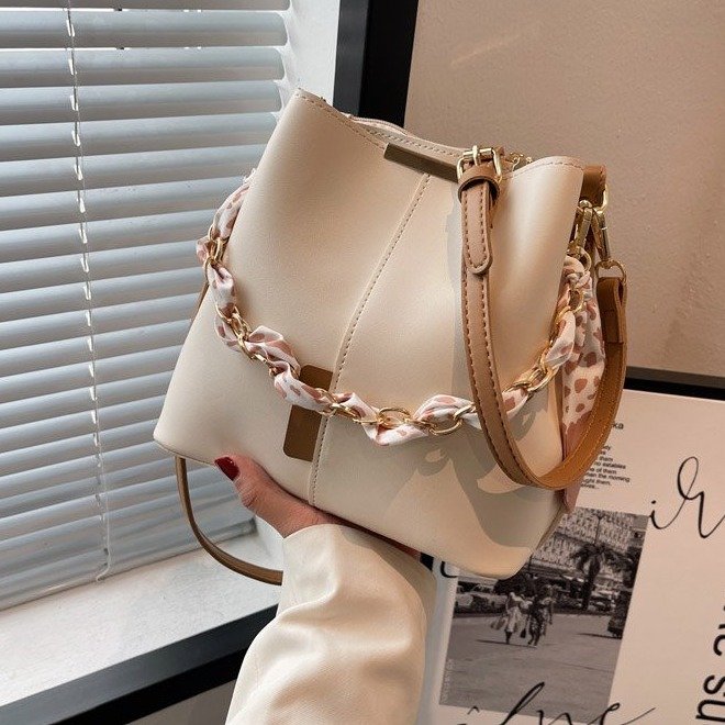 Design texture large-capacity bucket bag women's summer new fashion crossbody bag niche commuter shoulder bag