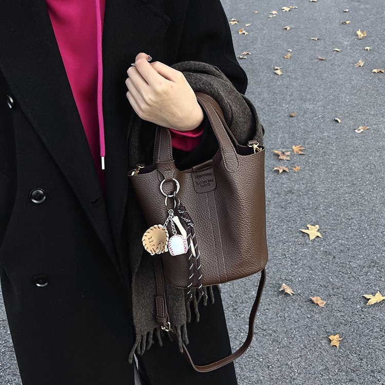 2024 Autumn and Winter Crossbody Fashion Popular Niche Litchi Pattern Handheld Bucket Bag Casual Commuting Personalized Crossbody Bag for Women
