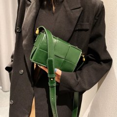 This year's popular bags, new autumn bags, women's autumn and winter fashion crossbody bags, fashionable woven small square bags