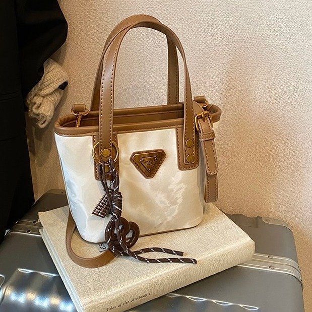 Cross-border fashion casual hand-held bucket bag for women 2024 winter new Korean style versatile shoulder bag high-end women's bag