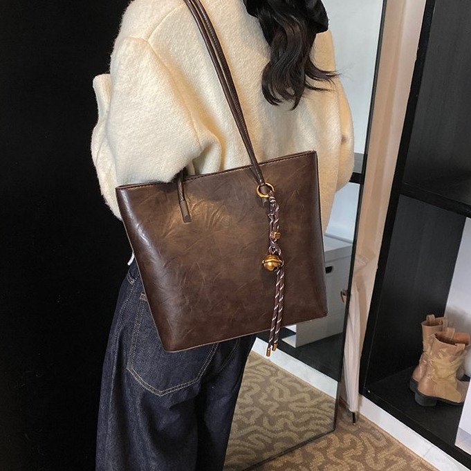 Foreign trade popular this year large-capacity simple bucket bag for women 2024 new autumn and winter fashion retro shoulder commuter bag