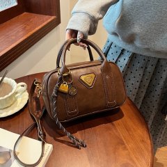 Carry fashionable casual bowling bag with one hand outside 2024 autumn and winter new style retro high-end versatile shoulder bag for women