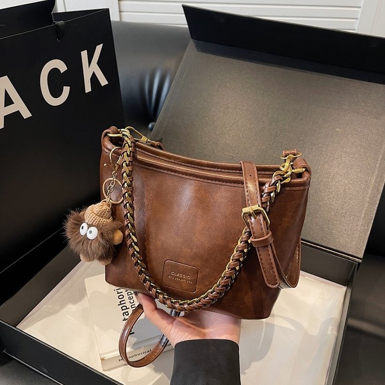 High-end portable chain bag for women 2024 new Korean style versatile crossbody bag niche design commuter shoulder bag