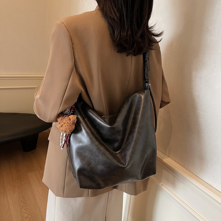 Casual and relaxed large-capacity bag for women 2024 new winter trendy versatile crossbody bag commuter shoulder tote bag