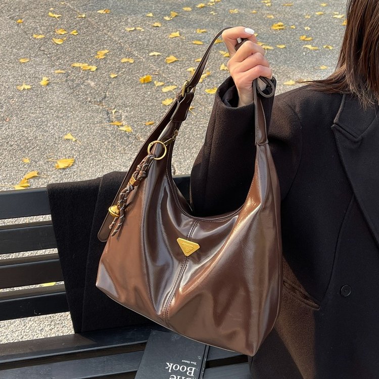 2024 autumn and winter new style simple casual niche design high-end fashion commuter shoulder crossbody bag