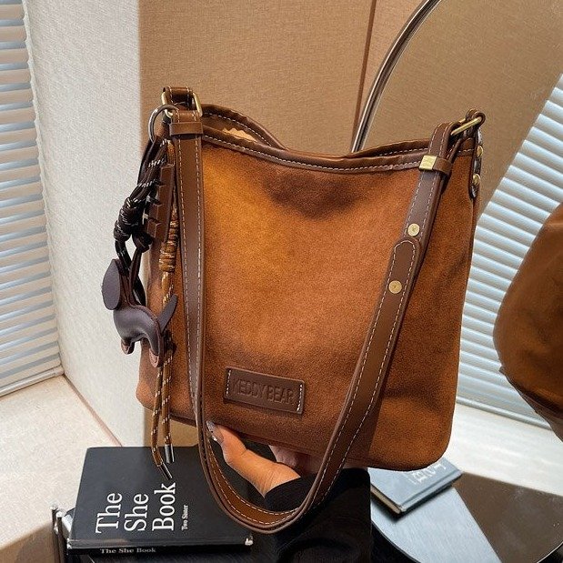 Winter retro large-capacity bag women's bag new fashion popular versatile crossbody bag commuter shoulder bucket bag