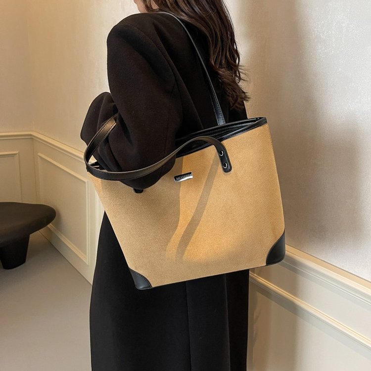 Autumn and winter Maillard large-capacity tote bag 2024 new student class commuter bag fashionable portable shoulder bag
