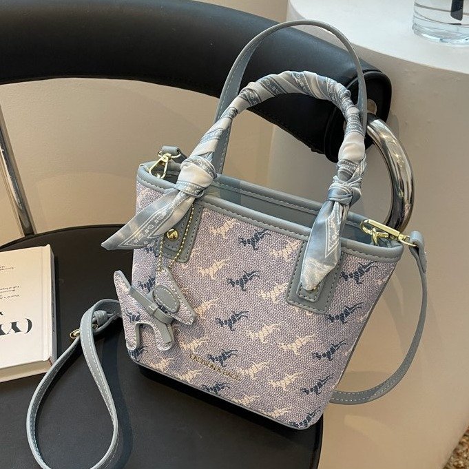 Cross-border niche women's bag 2024 new summer fashion women's small bag high-end messenger bag portable bucket bag