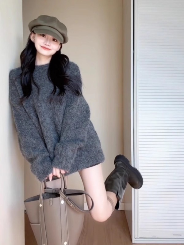 Late autumn and early winter outfit gray loose lazy style mid-length seahorse wool sweater women's Maillard sweater top