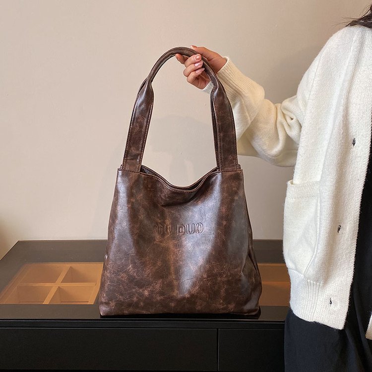 Commuting 2024 niche retro casual temperament large capacity bag women's fashionable tote bag trendy shoulder armpit bag