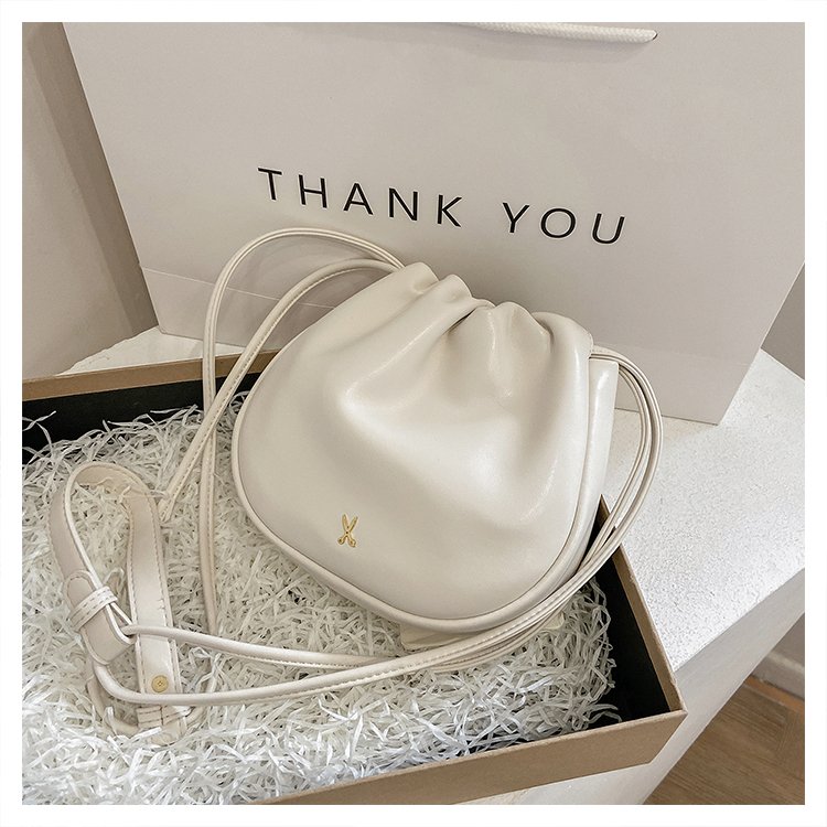 Trendy and versatile student crossbody bag 2024 niche design new women's bag spring and summer age-reducing simple small shoulder bag
