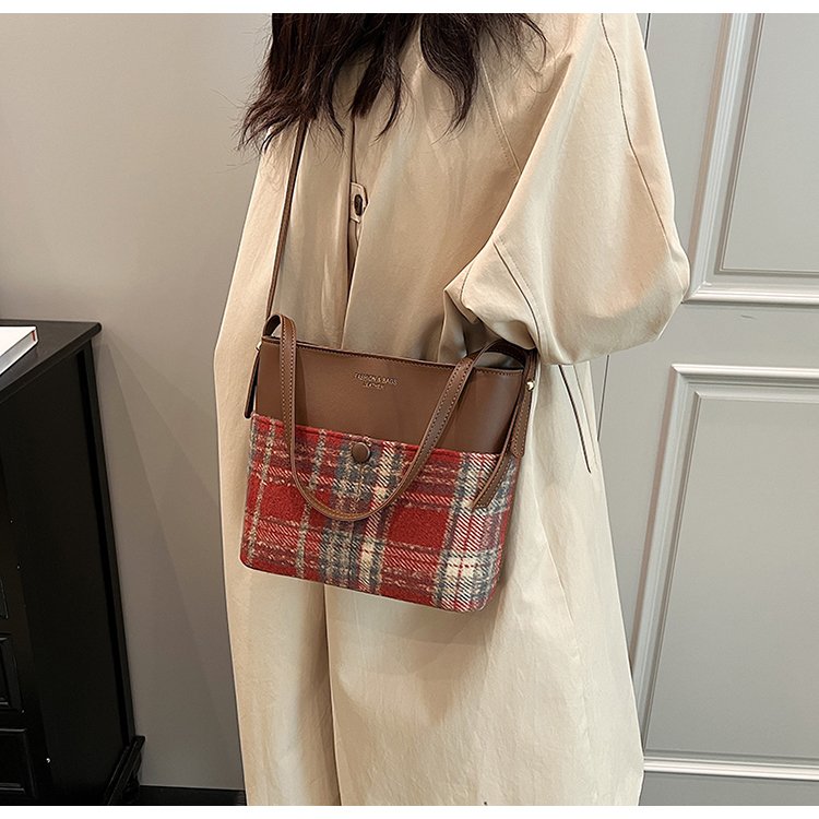 Autumn New Woolen Bag Women's Plaid Bucket Bag Large Capacity Temperament Commuting Bag Women's Armpit Single Shoulder Crossbody