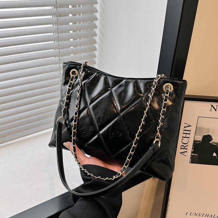 2024 New Women's Bags Niche Design French Chain One-Shoulder Crossbody Bags Versatile for Students to Go Out and Have Good Looks
