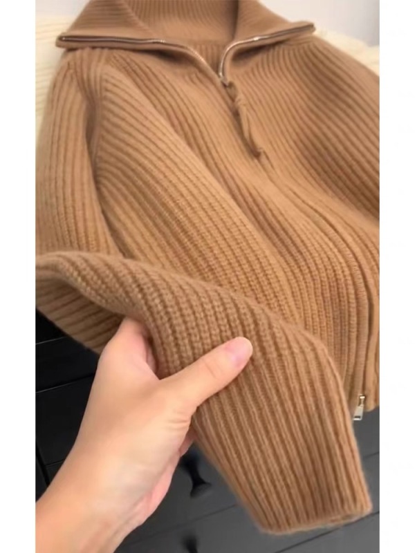 Soft and lazy double zipper sweater jacket for women in autumn and winter. Loose lapel knitted cardigan with raccoon velvet top.