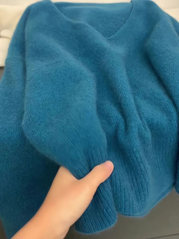 Raccoon velvet blue v-neck sweater sweater for women in autumn and winter, loose, lazy, soft and waxy short pullover top