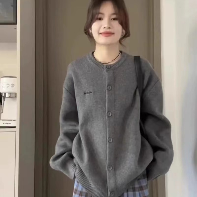American retro cardigan sweater jacket for women in fall, college style, soft and waxy, versatile gray knitted top for winter