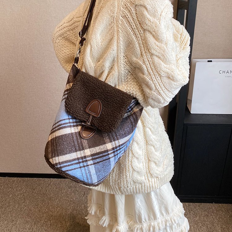 Niche texture autumn and winter new trendy bag women's fashion plush shoulder crossbody bag plaid contrast bucket bag cross-border