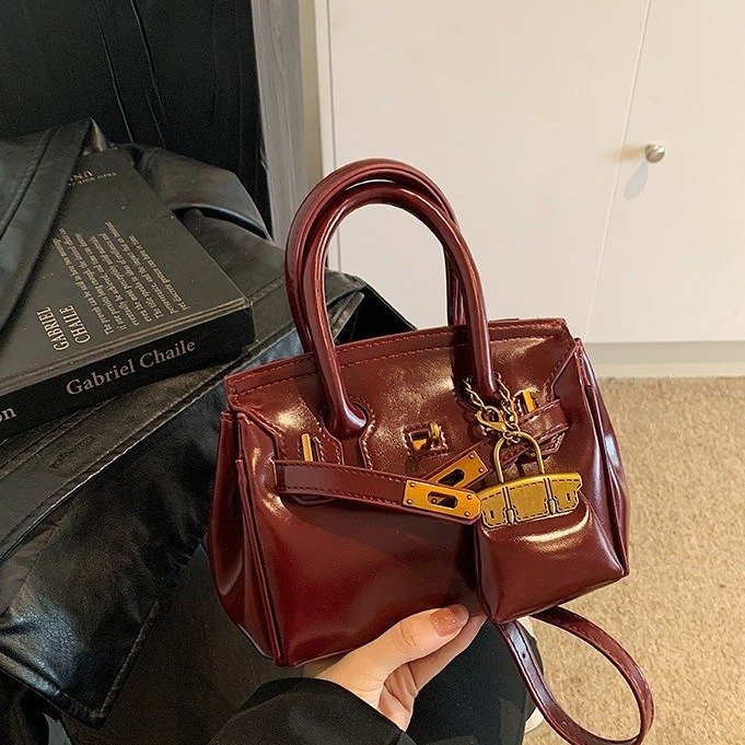 Fashionable textured small bag for women 2024 winter new single shoulder armpit bag simple and western style retro commuter crossbody bag