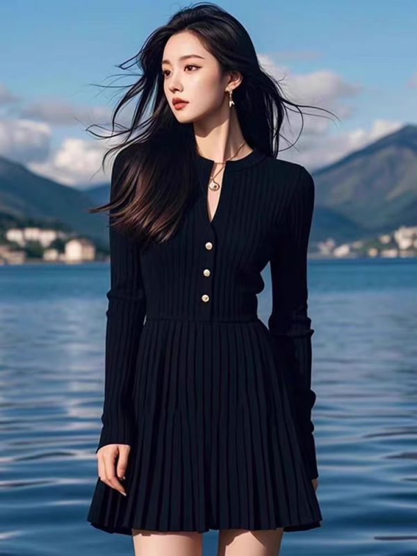 French round neck long sleeve pit strip knitted dress 2024 autumn and winter new temperament slim waist pleated short skirt for women