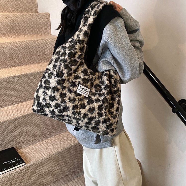 Leopard print plush bag for women winter 2024 new commuter college style tote bag large capacity single shoulder fur bag trendy