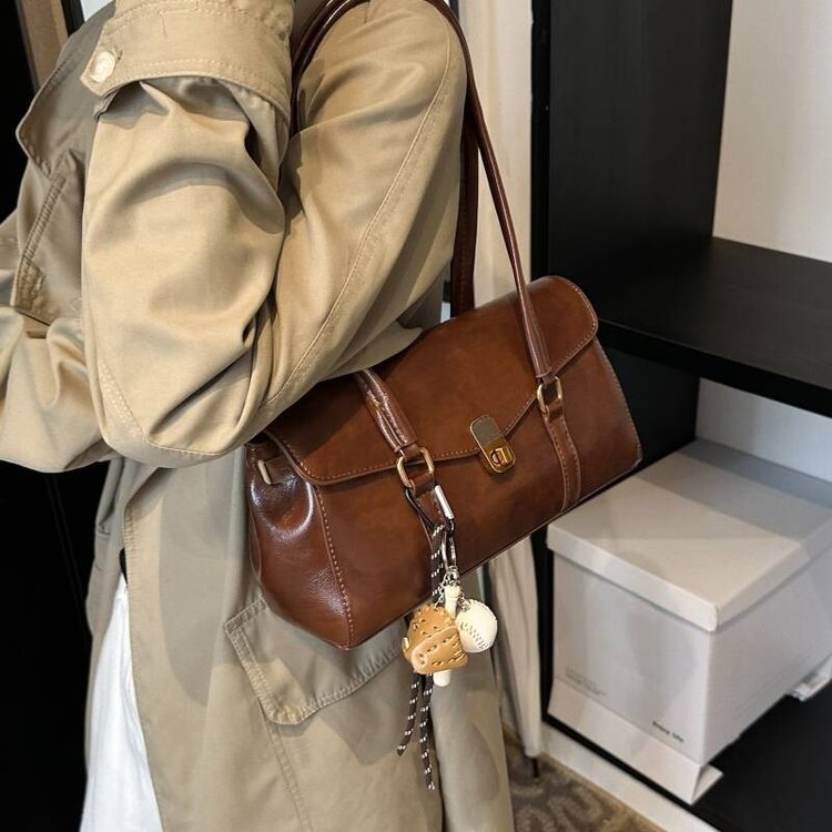 Retro commuter oil wax leather bag for women 2024 autumn and winter new fashion baguette bag high-end single shoulder armpit bag