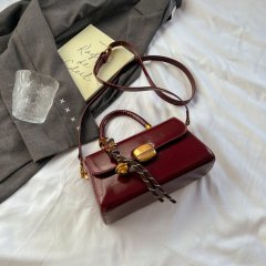 High-end retro waxed leather bag for women 2024 new autumn and winter versatile crossbody bag fashionable small square bag