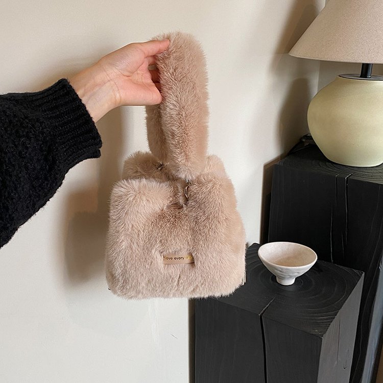 Niche design plush bag 2024 new women's bag autumn and winter single shoulder crossbody handbag bag furry bucket bag