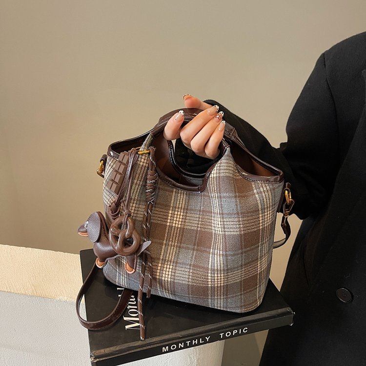Cross-border hand-carried plaid bucket bag for women 2024 winter new fashion casual shoulder bag high-end women's bag