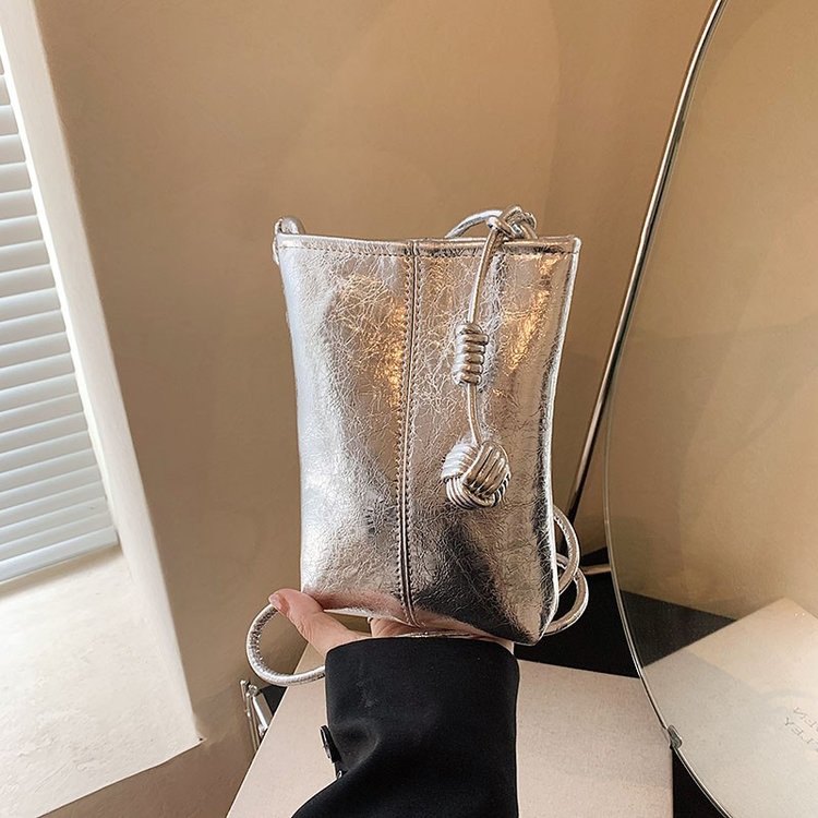 Silver mobile phone bag for women 2024 summer new niche design simple small bag versatile lightweight shoulder bag crossbody bag