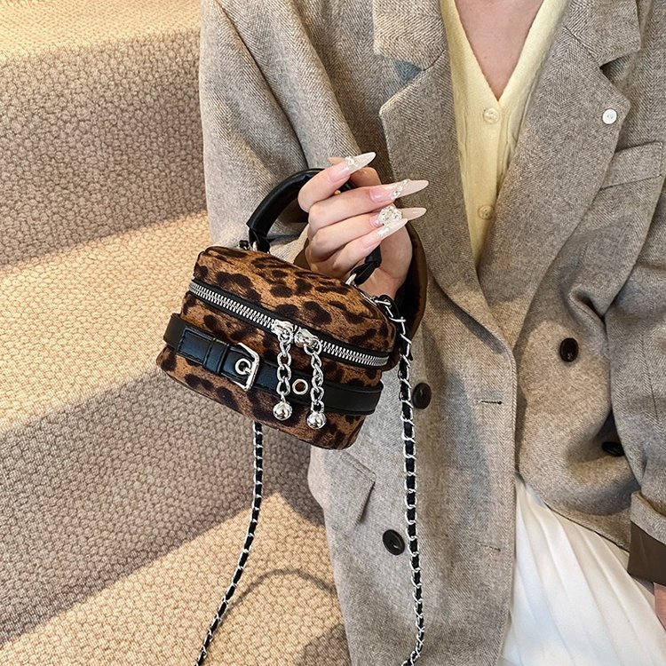 Super popular niche leopard print bag for women 2024 new autumn and winter versatile chain crossbody bag exquisite mini retro bag