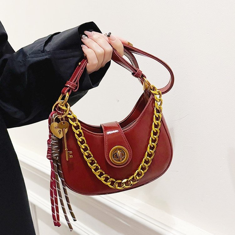Light luxury high-end lock crescent bag, trendy, fashionable and versatile women's shoulder crossbody bag, temperament commuting solid color armpit bag