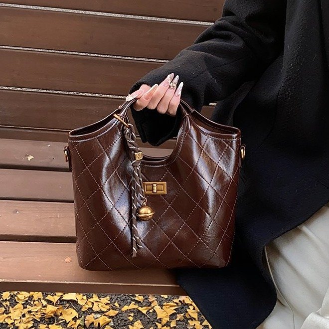 High-end retro small bag for women 2024 new autumn and winter versatile crossbody bag fashion portable tote bucket bag