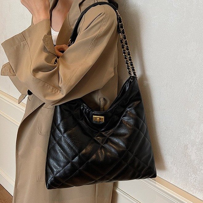 URVO premium rhombus small fragrance style 2024 new bag commuter large capacity leather chain shoulder tote bag trendy