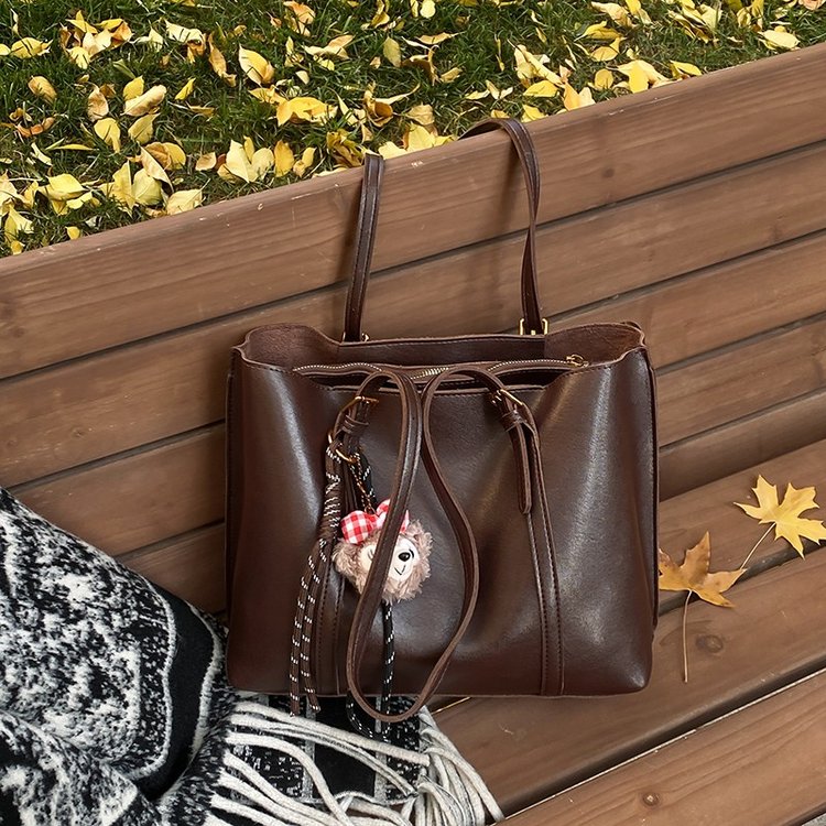 High-end commuting retro large-capacity bag for women 2024 new autumn and winter versatile shoulder bag fashionable tote bag