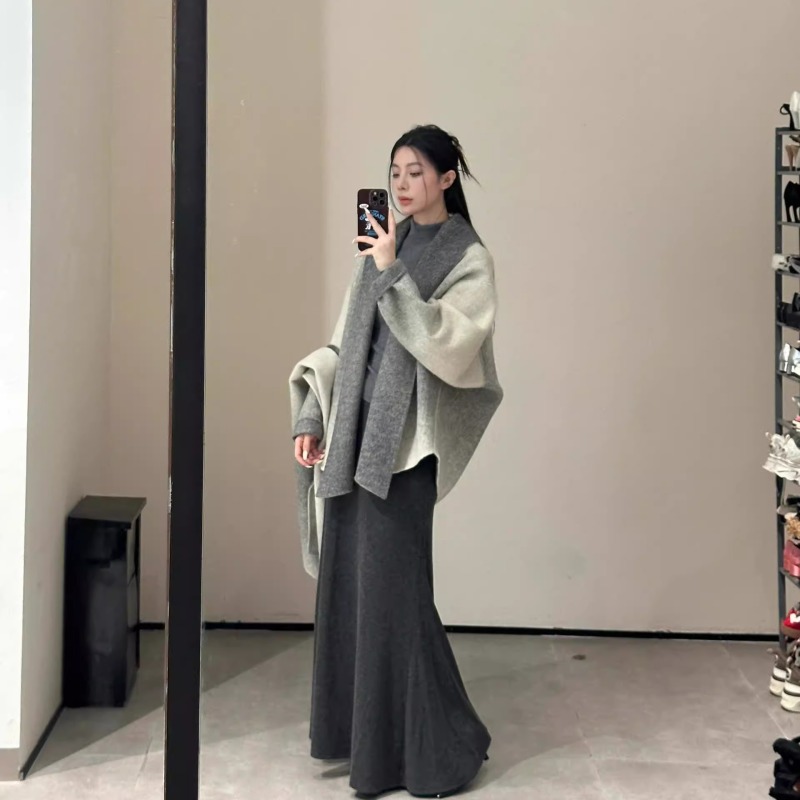 Autumn clothing is matched with a complete set of large-size shawl scarf, gradient woolen coat, skirt, light and mature sister suit, women's clothing