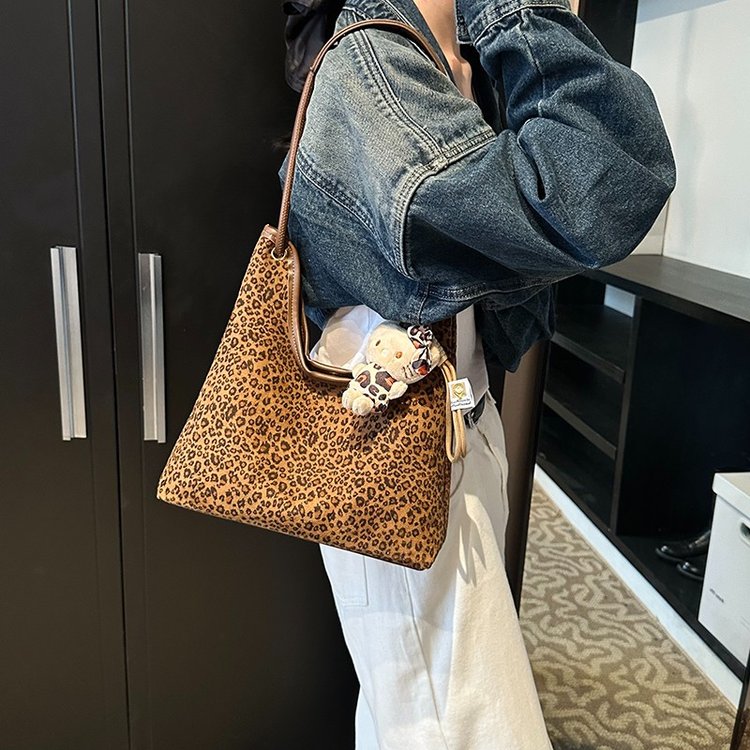 Autumn and winter super popular niche leopard print bag for women 2024 new commuter versatile shoulder underarm bag tote bucket bag