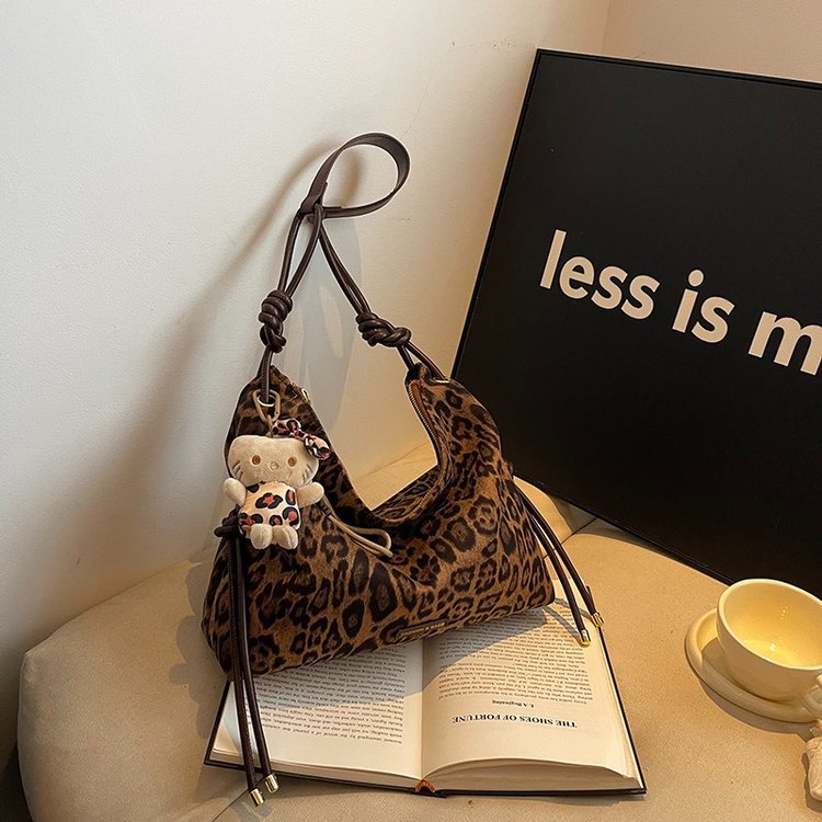 Casual and relaxed large-capacity leopard print tote bag for women autumn new fashion commuter versatile shoulder armpit bag