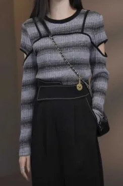 Contrast color fake two-piece striped sweater for women in autumn new large size fat mm slimming design hollow long-sleeved top