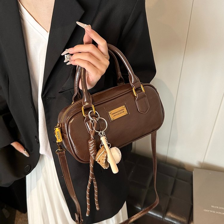 2024 high-end fashion niche ins baguette bag, temperament style, versatile for commuting, can be carried on one shoulder, cross-body, hand-held armpit
