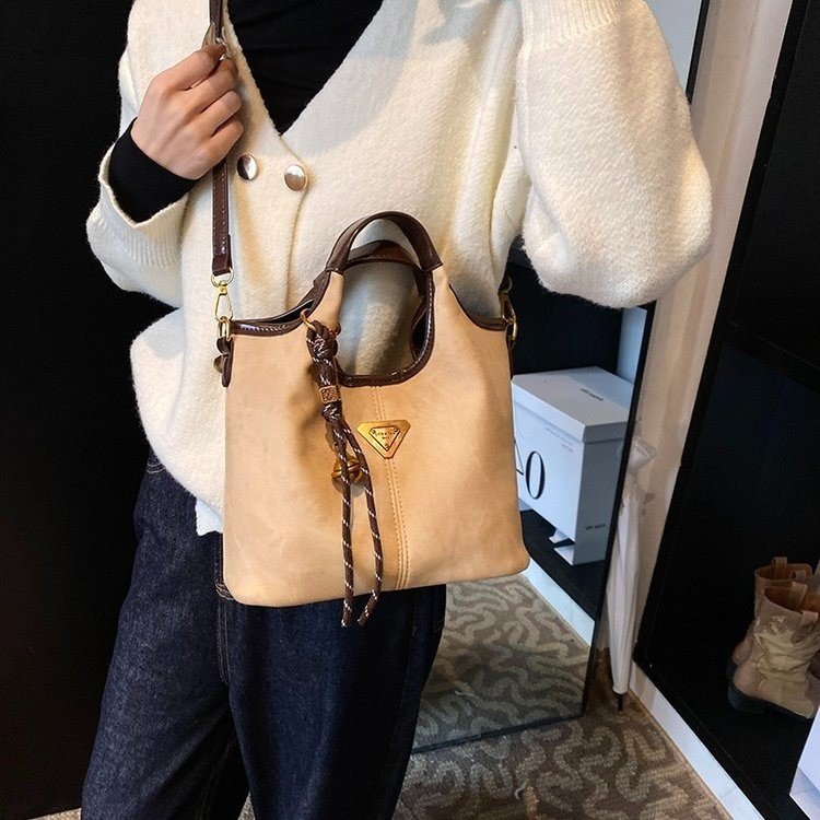 Light luxury retro one-shoulder crossbody bag 2024 winter new style high-value casual personality fashion portable bucket bag