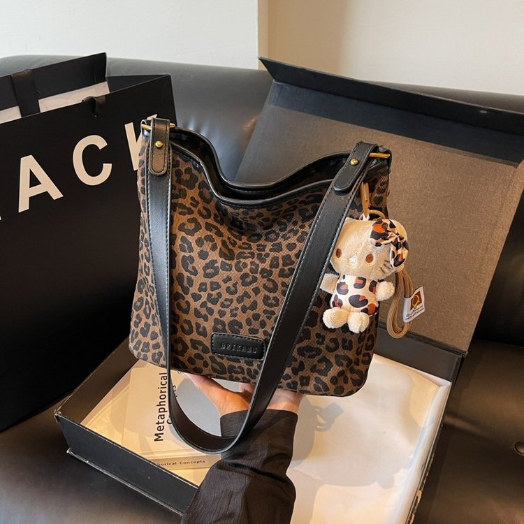 Versatile bags for foreigners, women's 2024 new popular super hot shoulder armpit bag, niche casual crossbody bucket bag