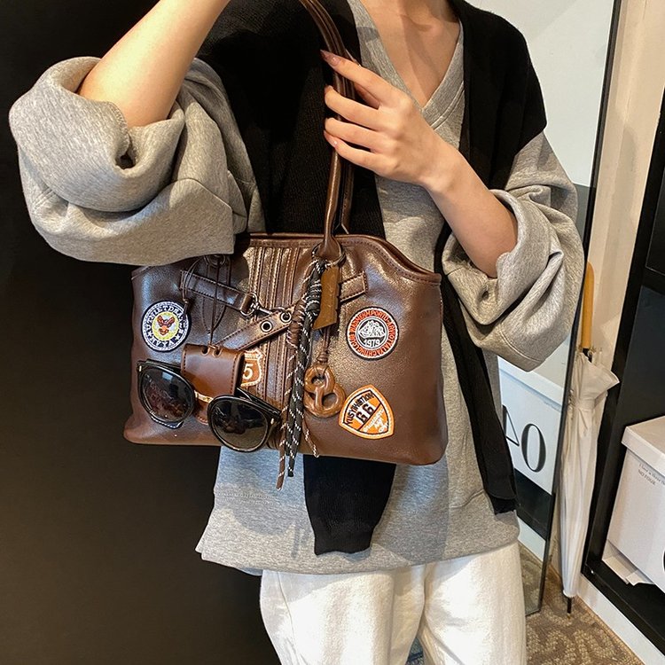 American Retro Badge Armpit Bag Women's 2024 New Large Capacity Commuting Versatile College Style Shoulder Tote Bag