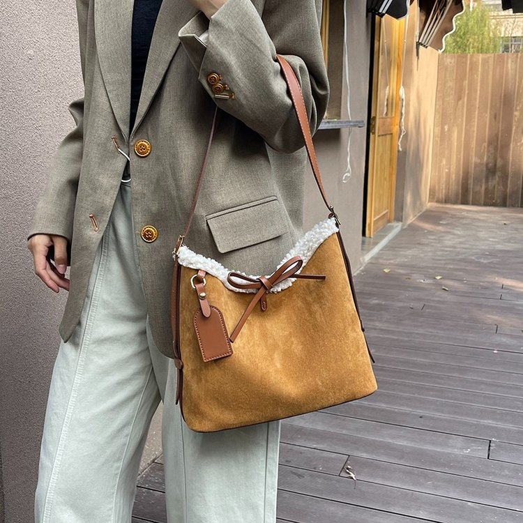 New high-end suede tote bag for women, large-capacity retro commuting versatile shoulder crossbody bag