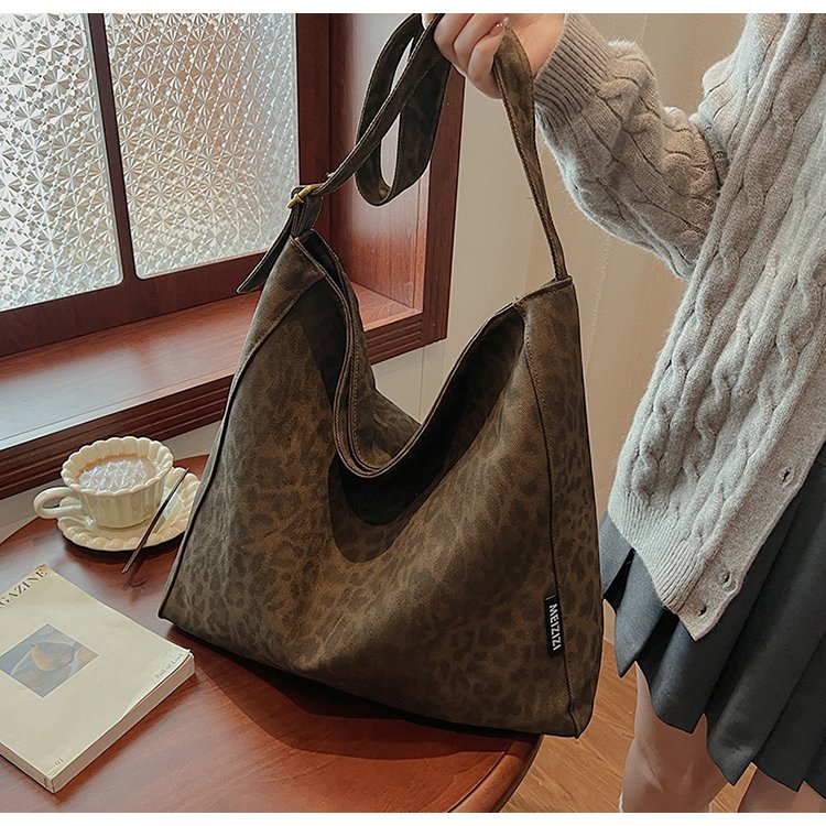 Korean style leopard print tote bag 2024 autumn and winter new niche fashion versatile large capacity bag shoulder bag armpit bag