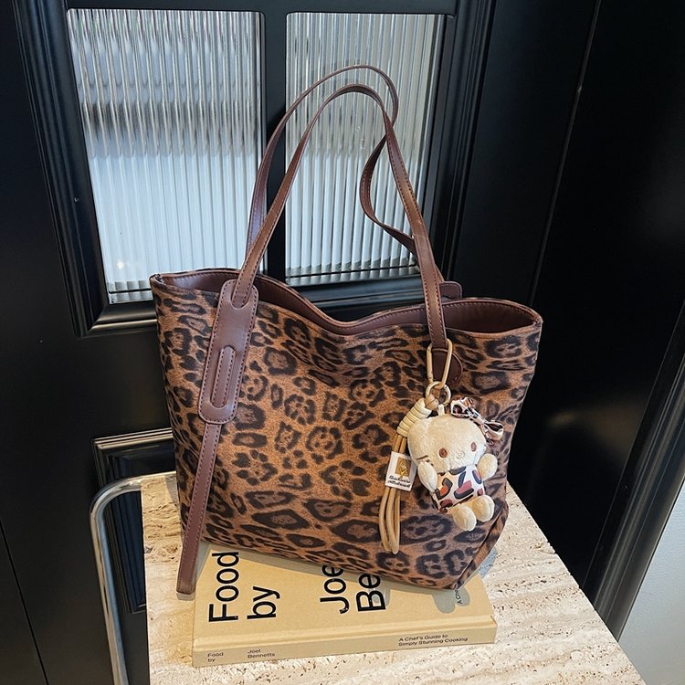 Cross-border leopard print bag women's large capacity 2024 new autumn and winter casual versatile shoulder shopping bag commuter tote bag