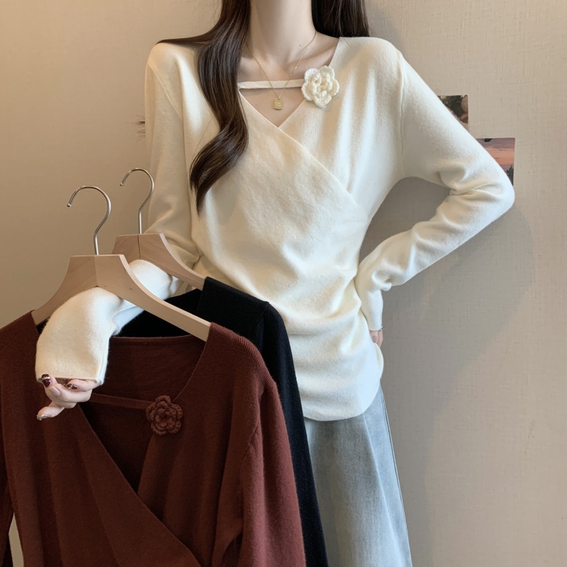 Cross V-neck design knitted sweater with flower brooch autumn new style gentle temperament long-sleeved top