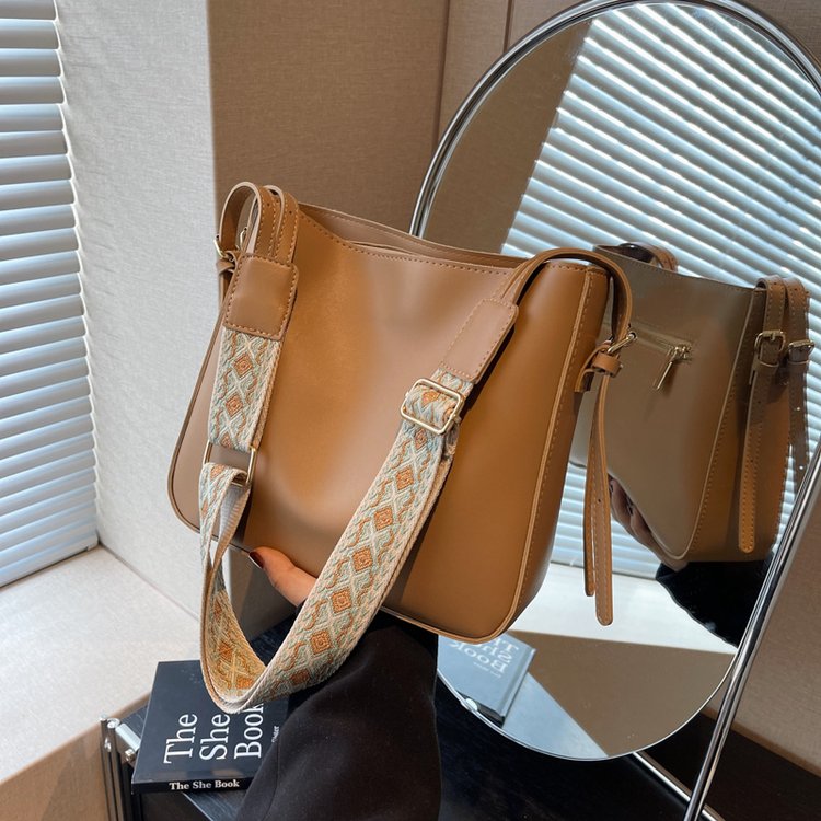 Large-capacity bag women's popular fashion versatile wideband 2024 new this year single shoulder crossbody bag texture bucket bag