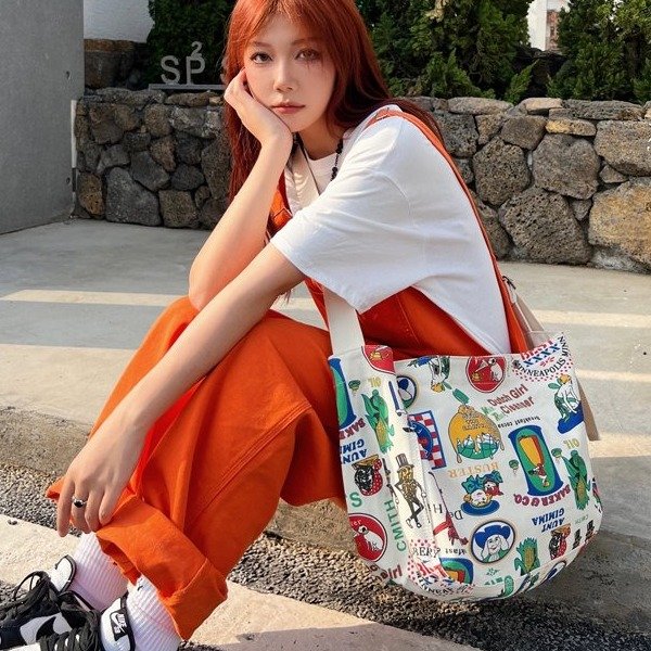Graffiti canvas bag for women, ins trend shoulder bag, messenger bag, newsboy bag, student class bag, printed messenger bag for men